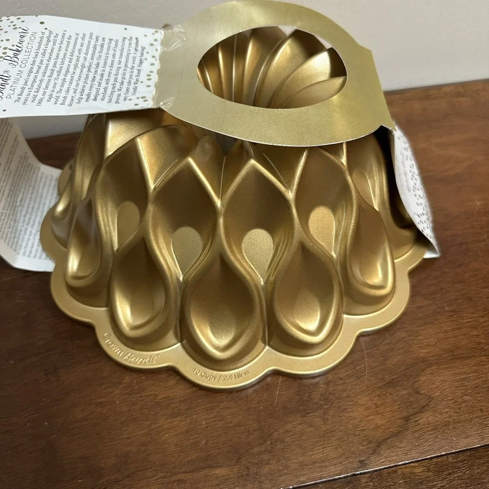 Nordic Ware Crown Bundt Pan 10 Cups 2.4 Liters Made in USA NEW